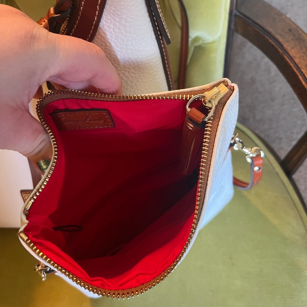 White Dooney & Bourke leather handbag/ shoulder bag and crossbody set. - Picture 6 of 6